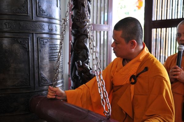 Tiếng đại hồng chung vang đến cõi trời, thấu đến địa ngục 1