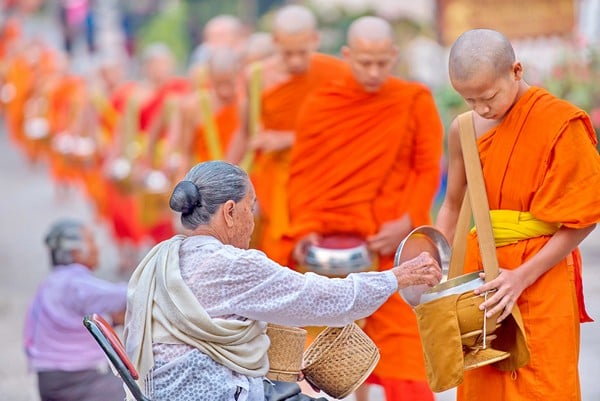 Cúng dường cần chú ý điều gì để thật sự có lợi lạc cho tự thân, gia quyến và hương linh tiên tổ? 1